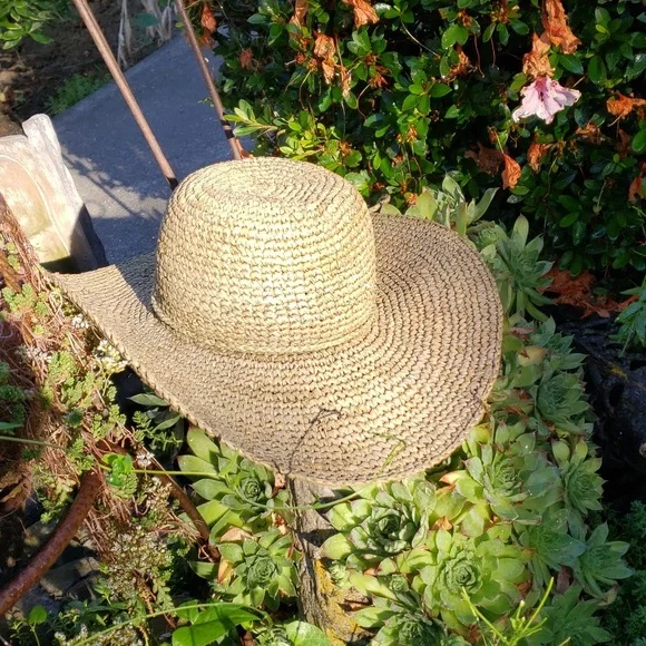 PETER GRIMM wide brim straw bucket Brimmed HAT with tassels. - Picture 6 of 12